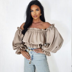 Beżowa bluzka hiszpanka z bufiastymi rękawami – elegancki crop top z marszczeniem